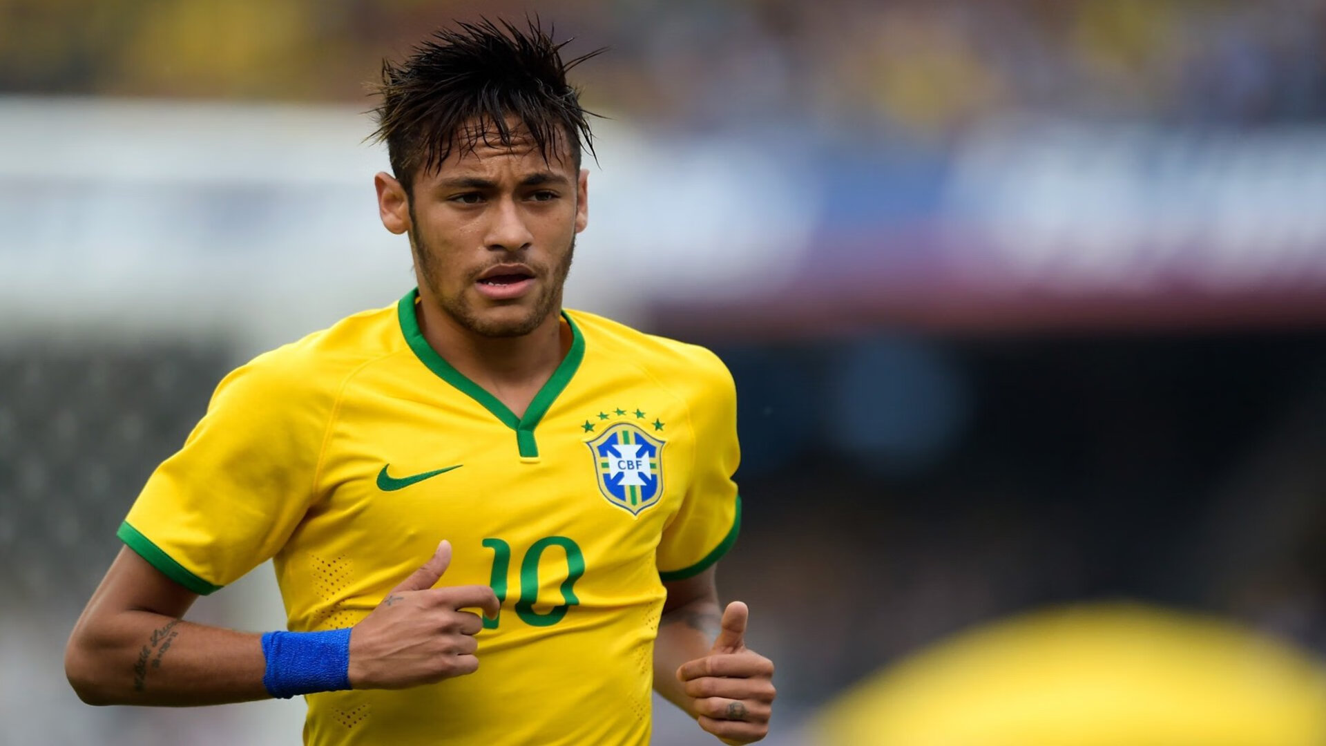 “高原极速：雪山顶端的孤独追逐”，高原上的雪山