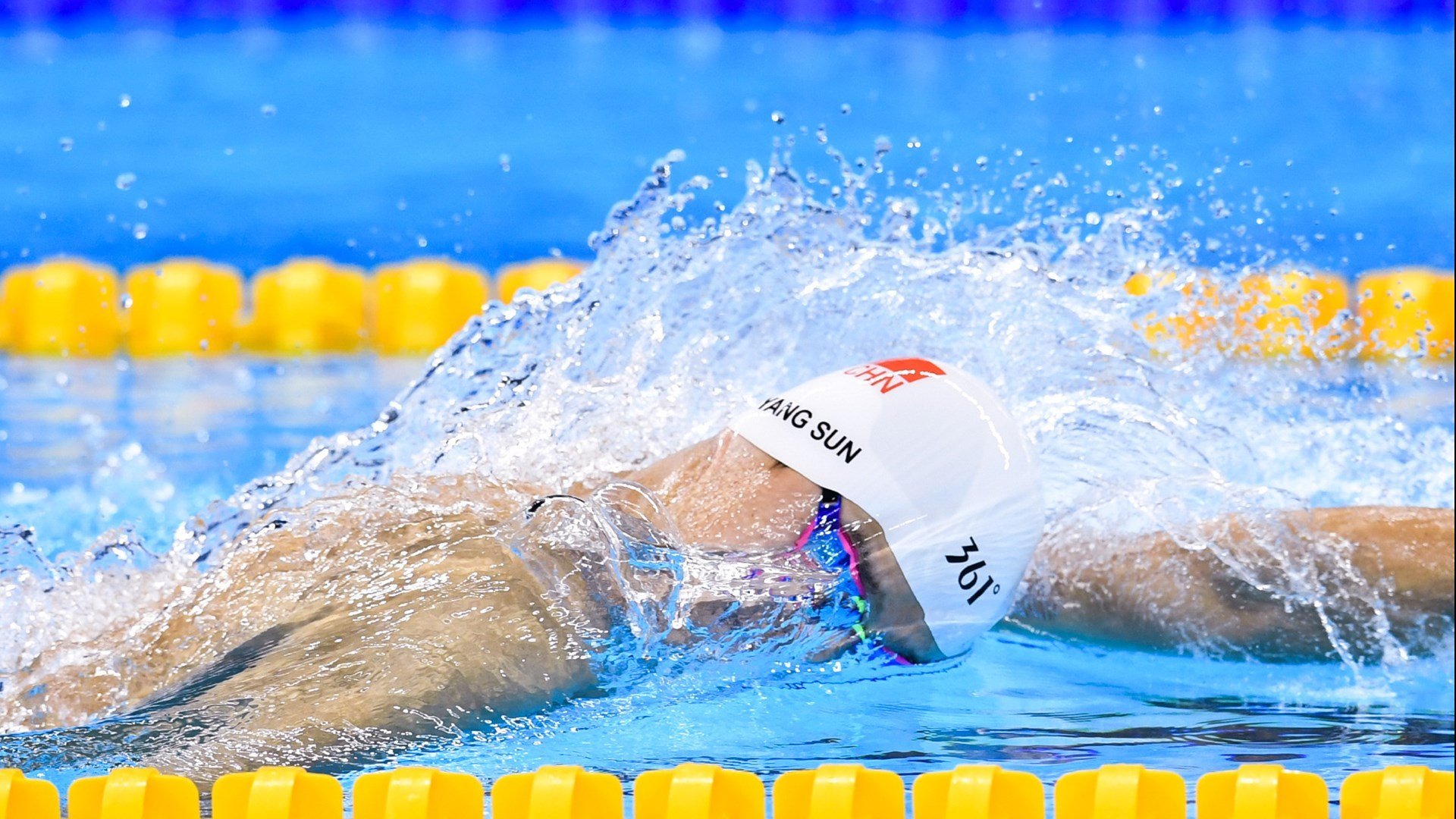 “高原疯狂：雪山之巅的极限比拼”，雪山高峰